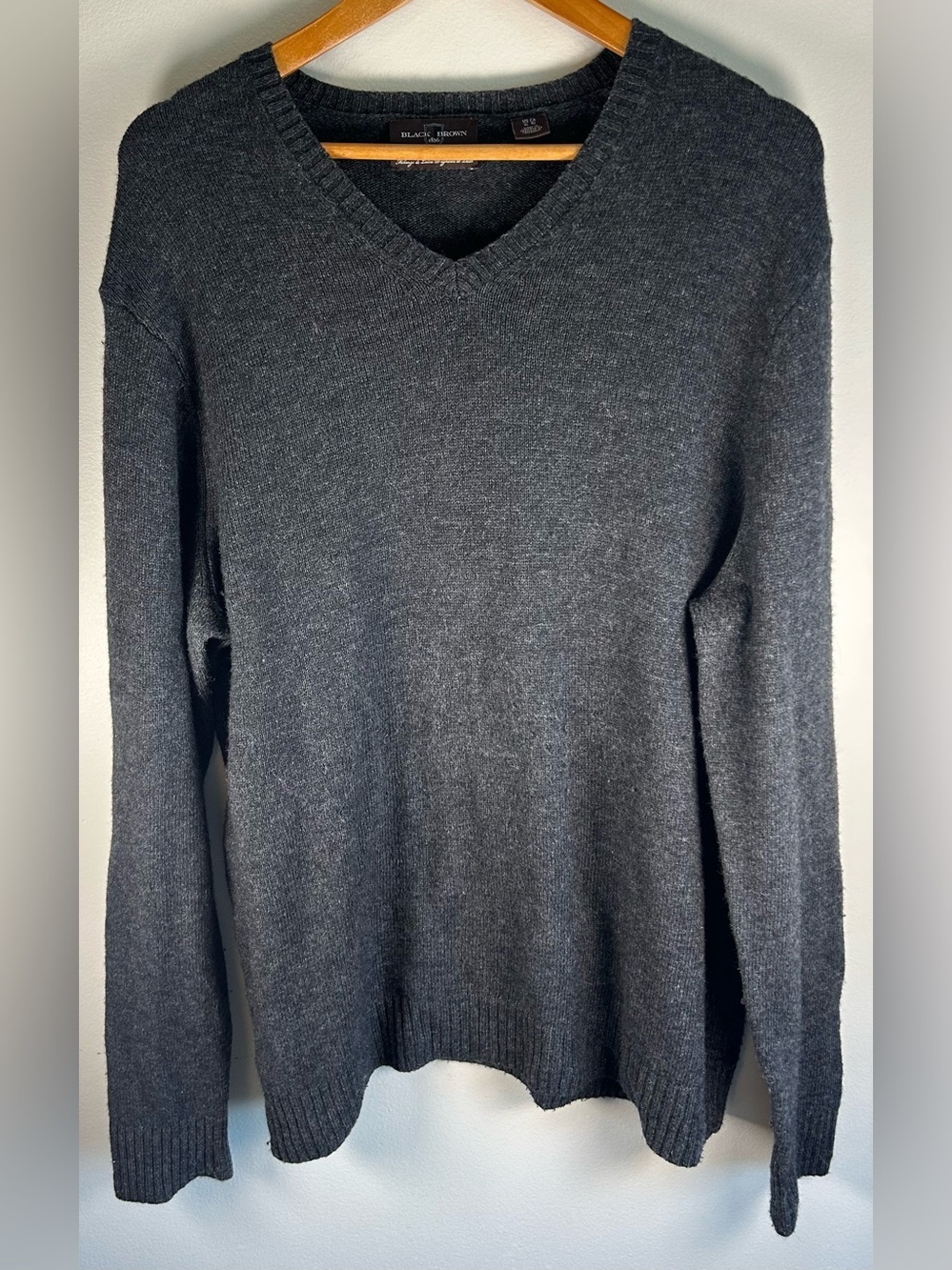 Black Brown 1826 Men’s V Neck Sweater Size XL Dark Gray Luxe Lambswool Blend EUC